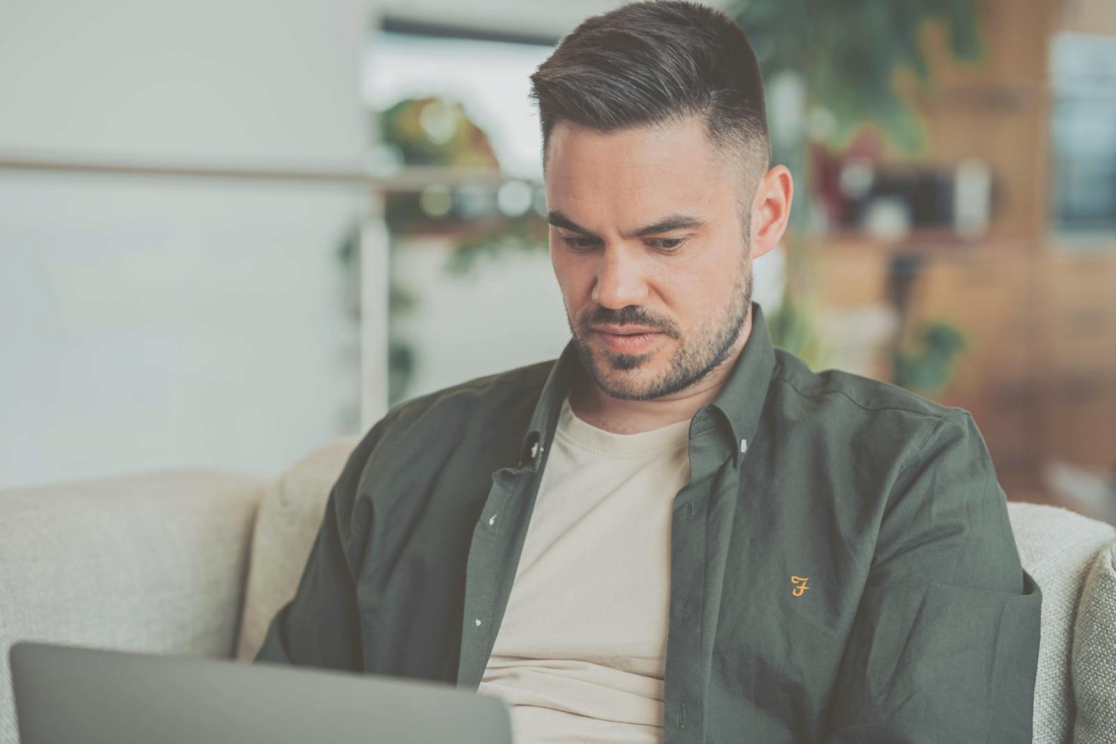 Profesionales analizando datos financieros en oficina moderna